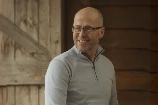 een man poseert in een stal