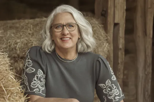 een vrouw in het hooi