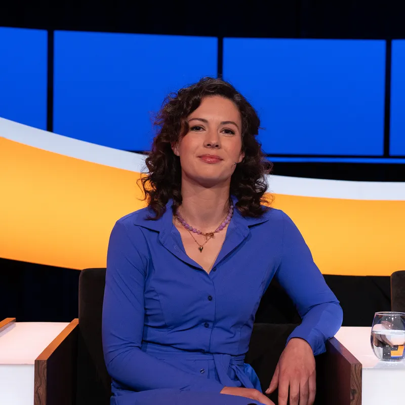 Een vrouw poseert in de studio van De slimste mens