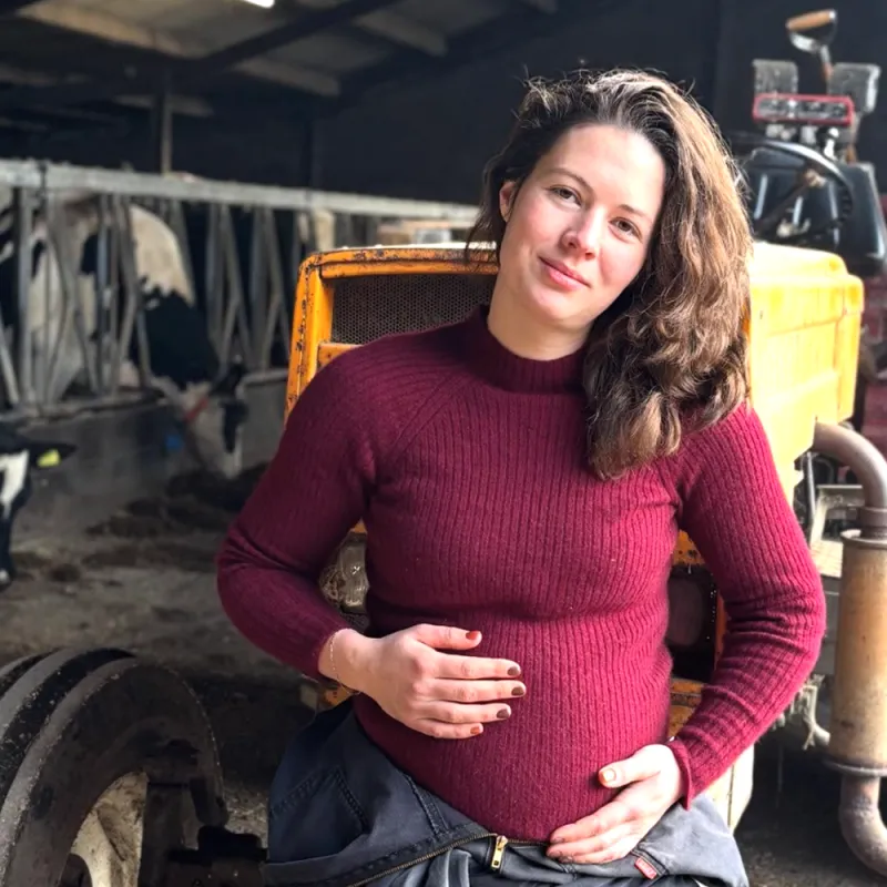 een zwangere vrouw in een koeienstal