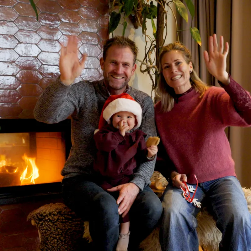 een stel met een kindje met een kerstmuts op