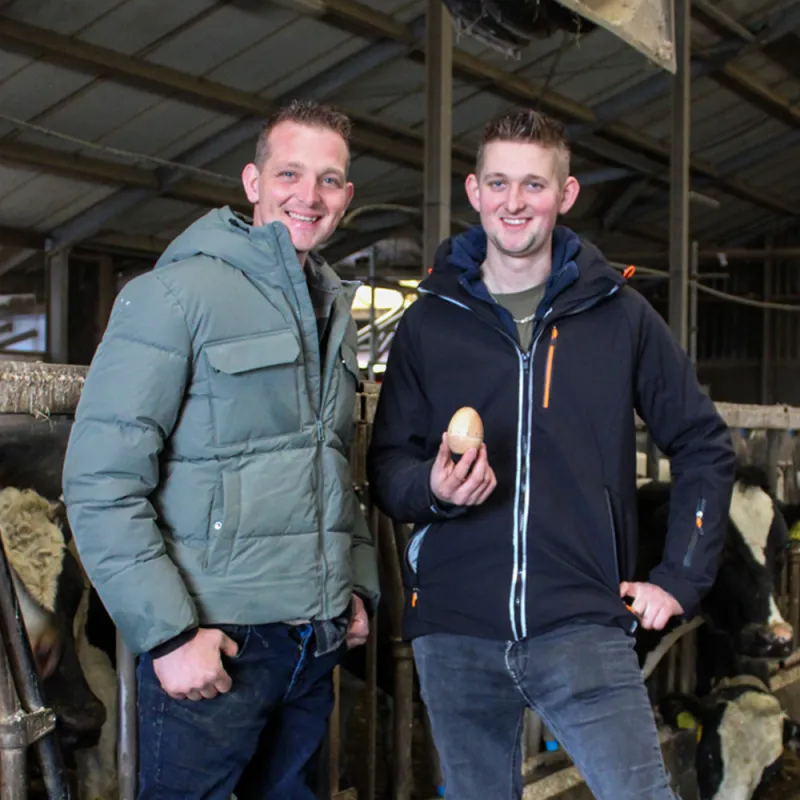 twee jongens in een stal