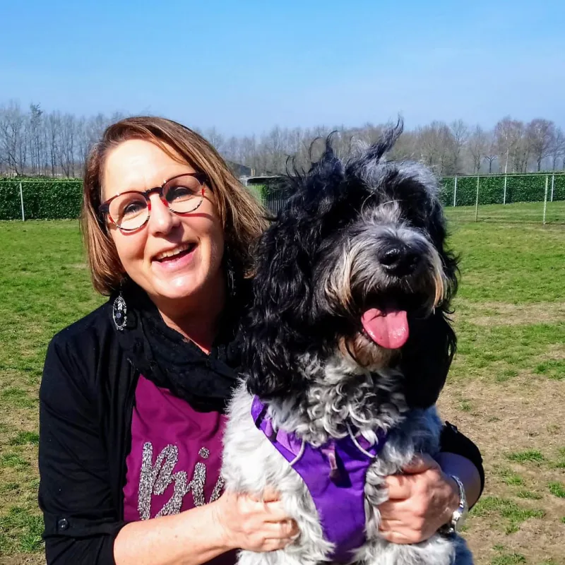 Een vrouw met een hond