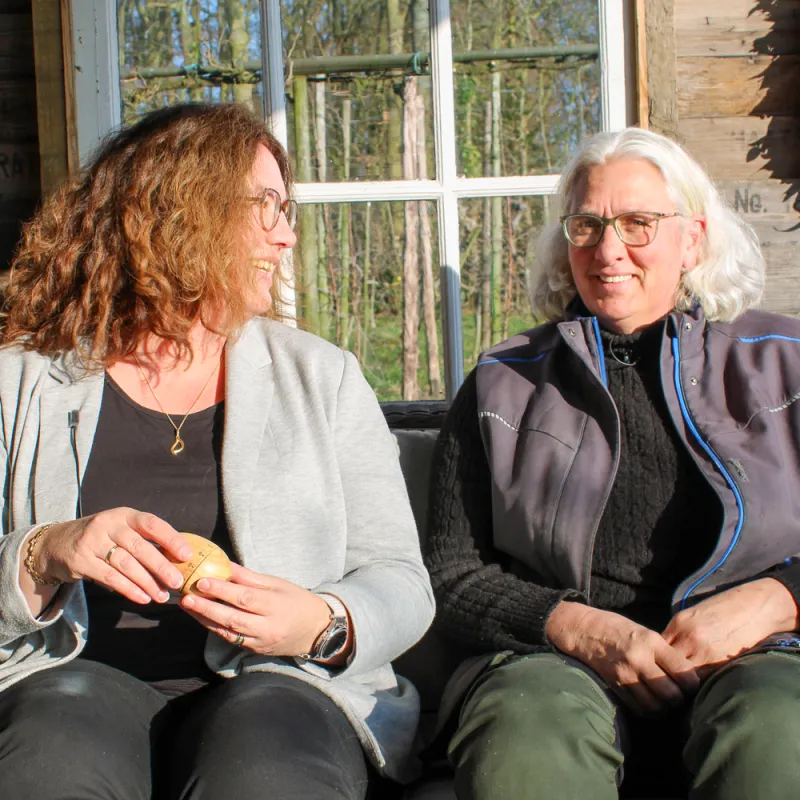 twee vrouwen zitten in de zon