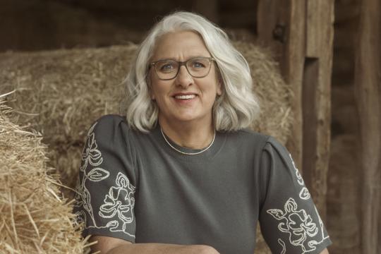 een vrouw in het hooi