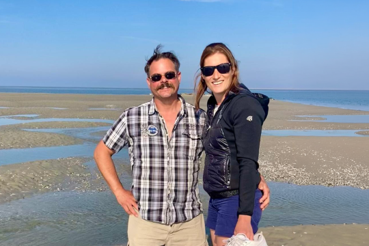 Marnix en Emmie op het strand