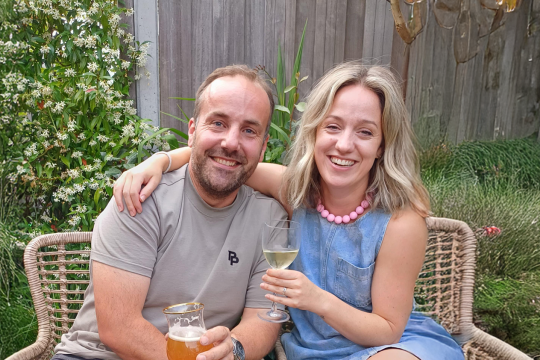 Roel en Simone samen met een drankje