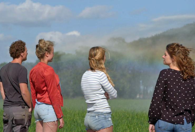 wim met vrouwen en regenboog