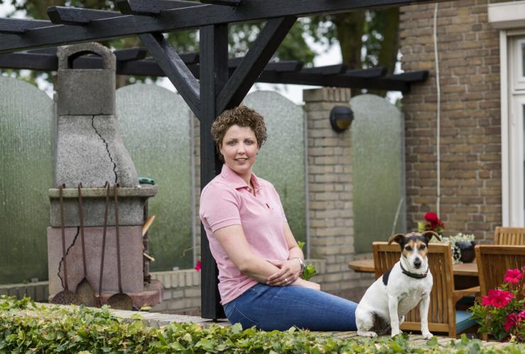 Steffi buiten op het muurtje