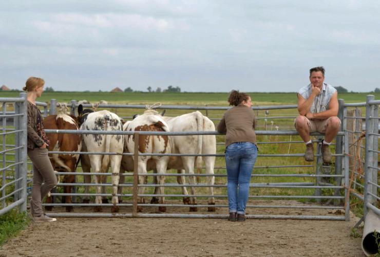 Marnix op hek met Janneke en Bertine