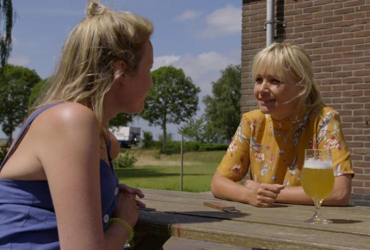 Marit praat met Yvon