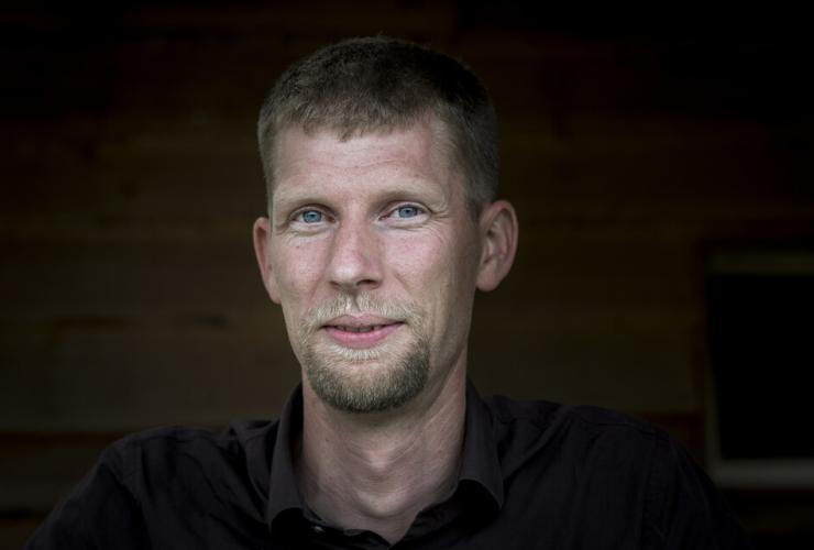 Boer John in de lens kijkend