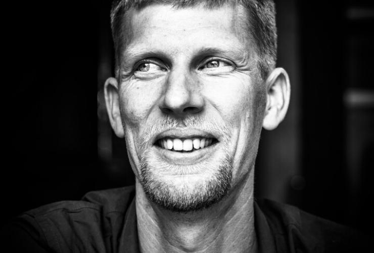 John zwart wit lachend