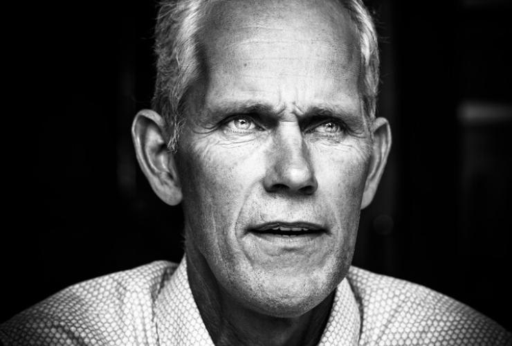 Boer Johan lachend zwart wit