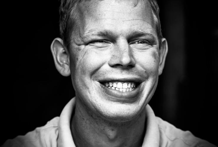 Willem zwart wit lachend