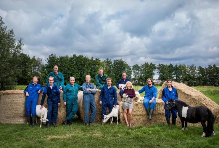 groepsfoto bij hooibalen