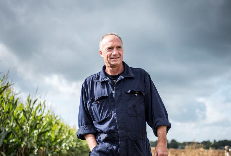 Boer Geert loopt langs maïs