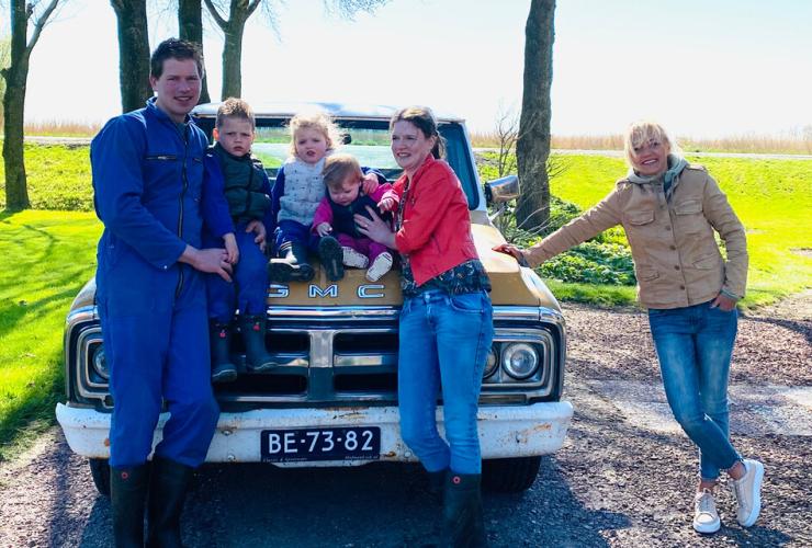 Yvon met boer Henk, Fiona en kids