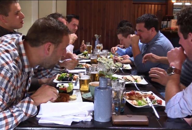 David heeft een bierlunch met zijn vrienden