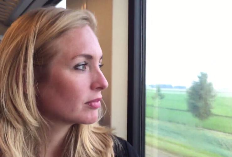Irene zit in de trein naar Marc