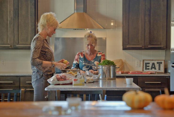 De vrouwen maken boerenkool voor Olke
