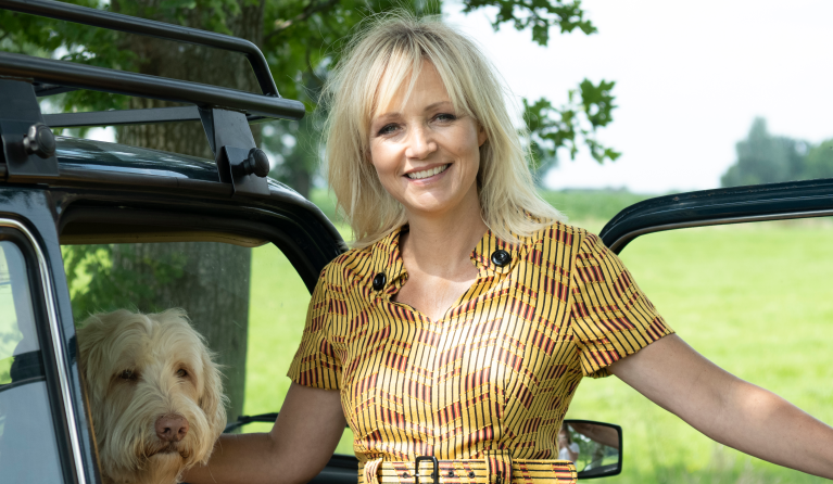 Yvon Jaspers met hond bij auto