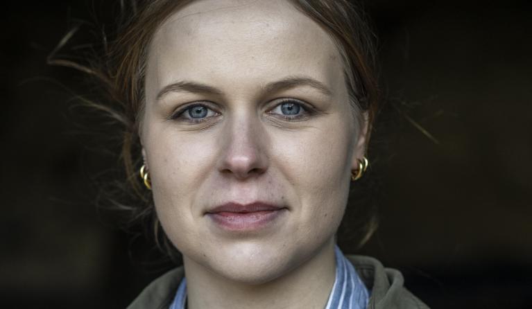 Een vrouw kijkt in de camera