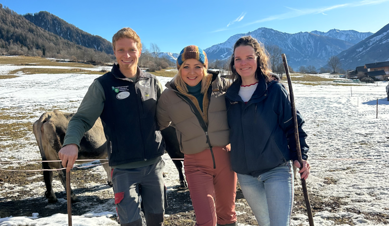 drie mensen in de bergen