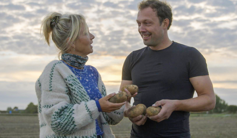 twee mensen met aardappels in hun handen