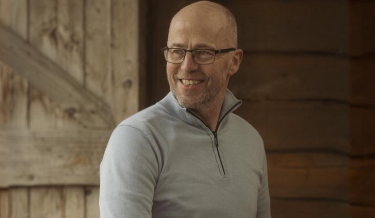 een man poseert in een stal