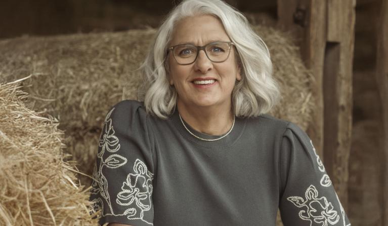 een vrouw in het hooi