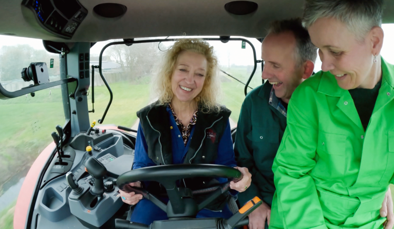 Boer Jan op de trekker met Karina en Dorien