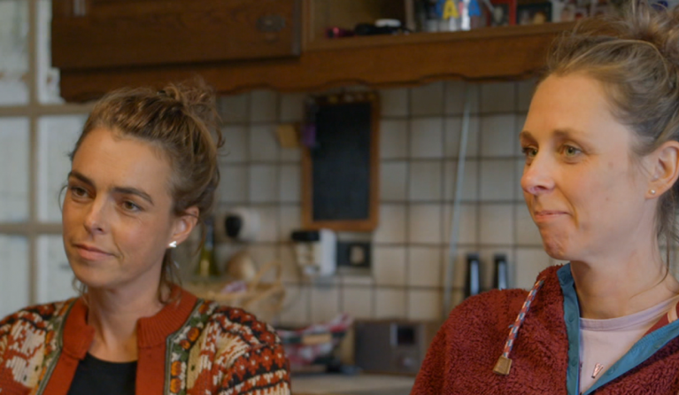 Ciska en Marleen zitten naast elkaar aan tafel