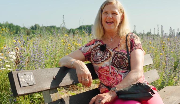 Een vrouw op een bankje