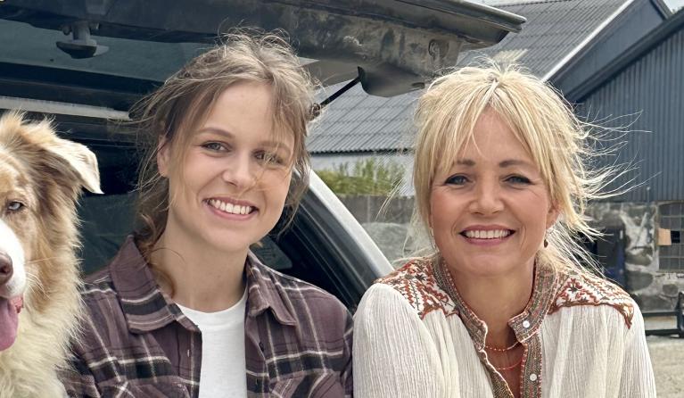 Bernice en Yvon Onze boerderij internationaal een hond en twee vrouwen zitten in de achterbak van een auto