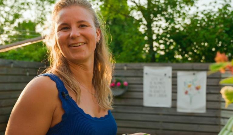 Een lachende vrouw buiten