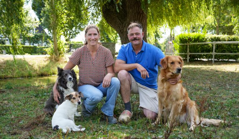 Boer zoekt vrouw-boer Marnix en Emmie met hun honden