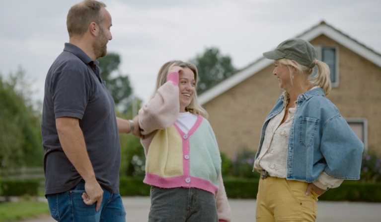 drie lachende mensen
