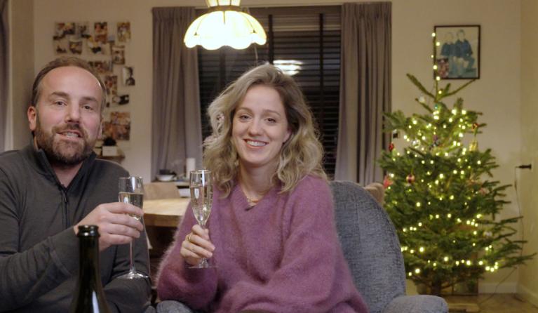 een man en een vrouw met een glas champagne in hun hand