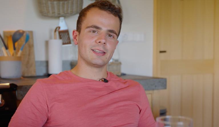 Een jongen met een rood shirt