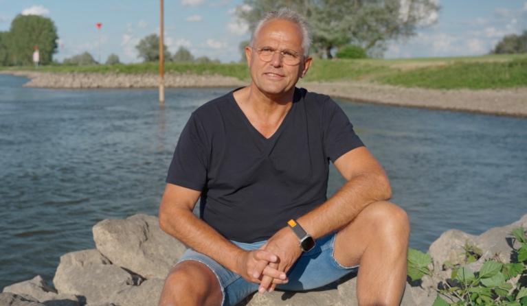 Een man bij een meertje