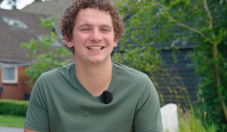 Een jongen met een donkergroen shirt