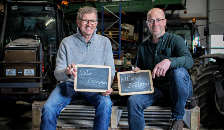 twee mannen met krijtbordjes in hun handen