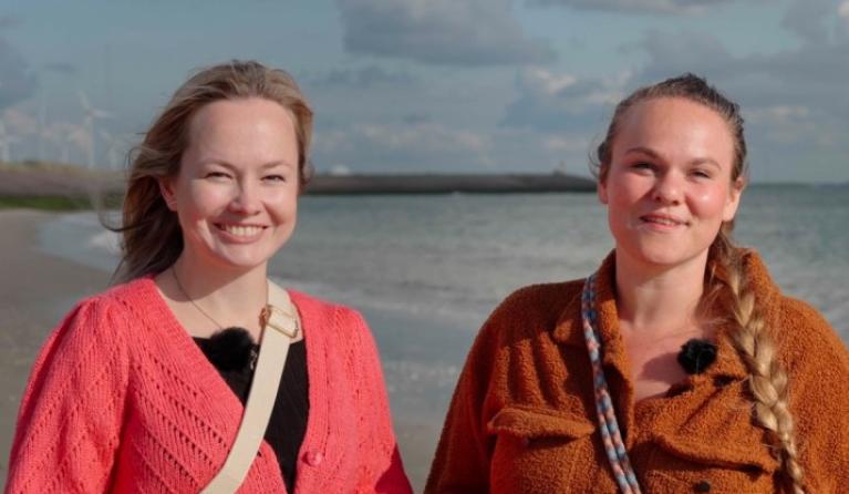 Twee vrouwen op het strand