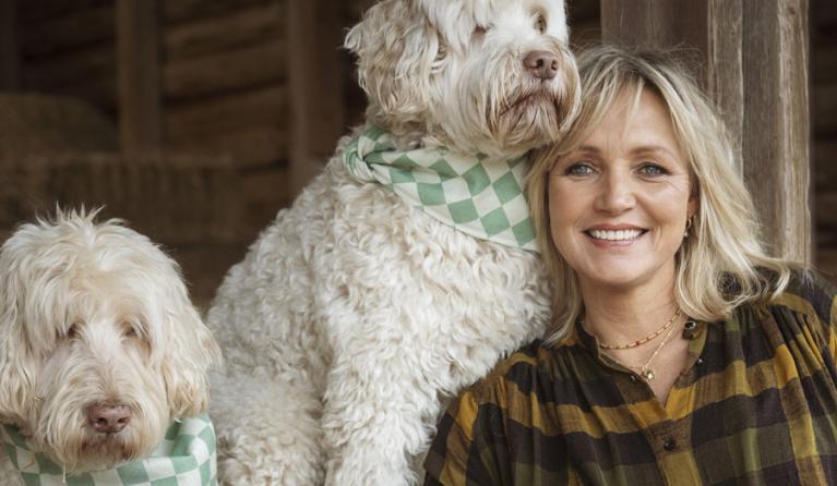 een vrouw met twee honden
