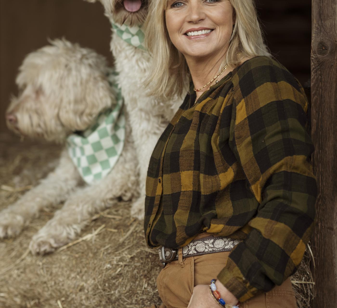 Yvon Jaspers met haar honden Tommy en Buck