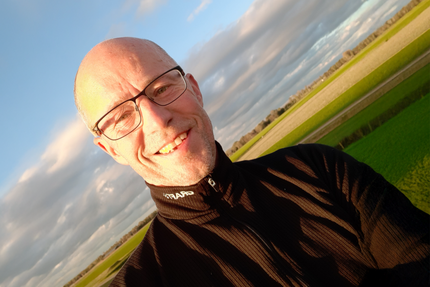 een man maakt een selfie