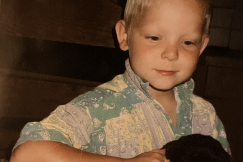 een kindje met een dier