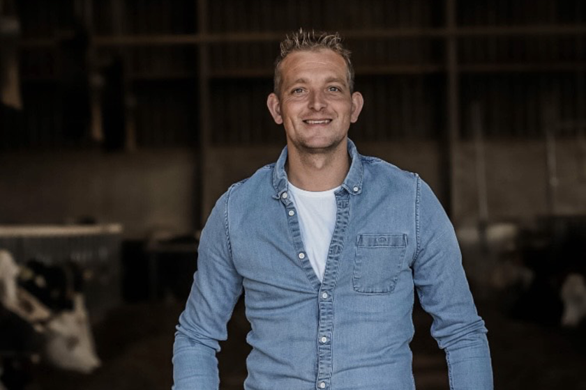 een man in een denim blouse