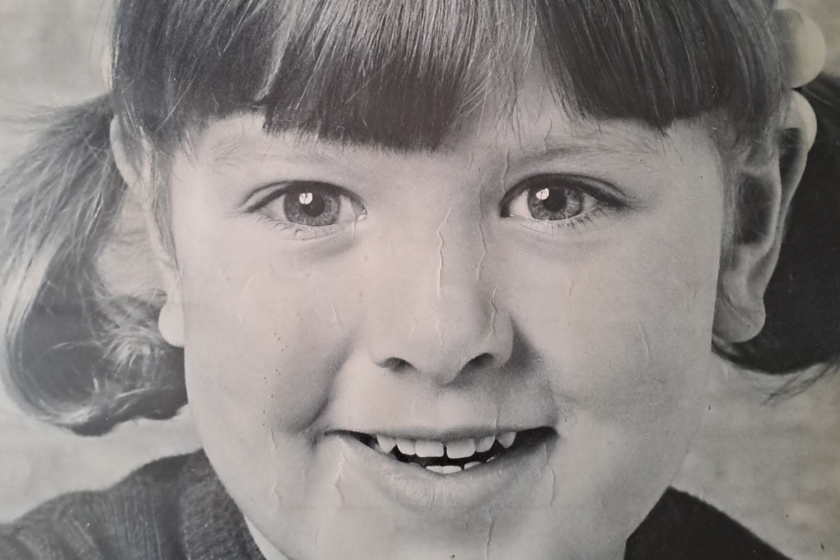 een jeugdfoto van een meisje in zwart/wit